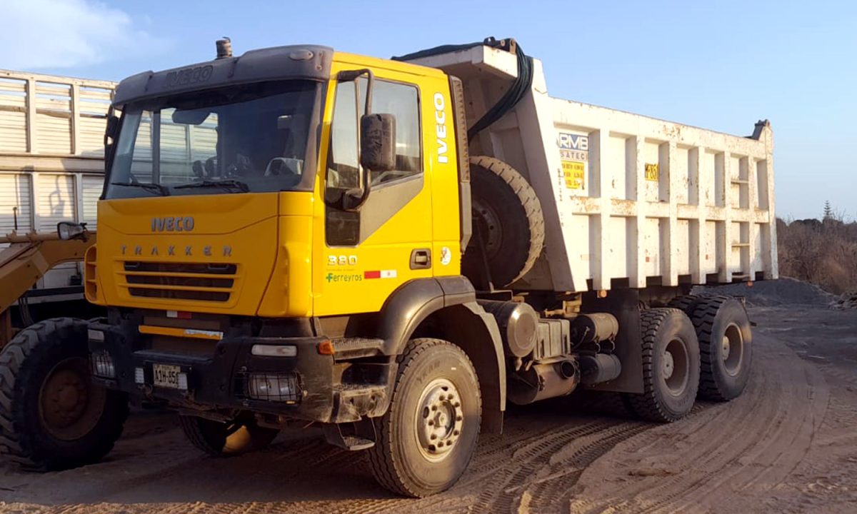 CAMION-VOLQUETE-IVECO-TRAKKER-380-T38