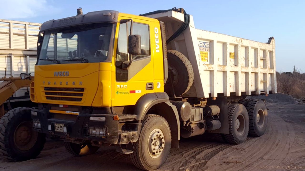 CAMION-VOLQUETE-IVECO-TRAKKER-380-T38